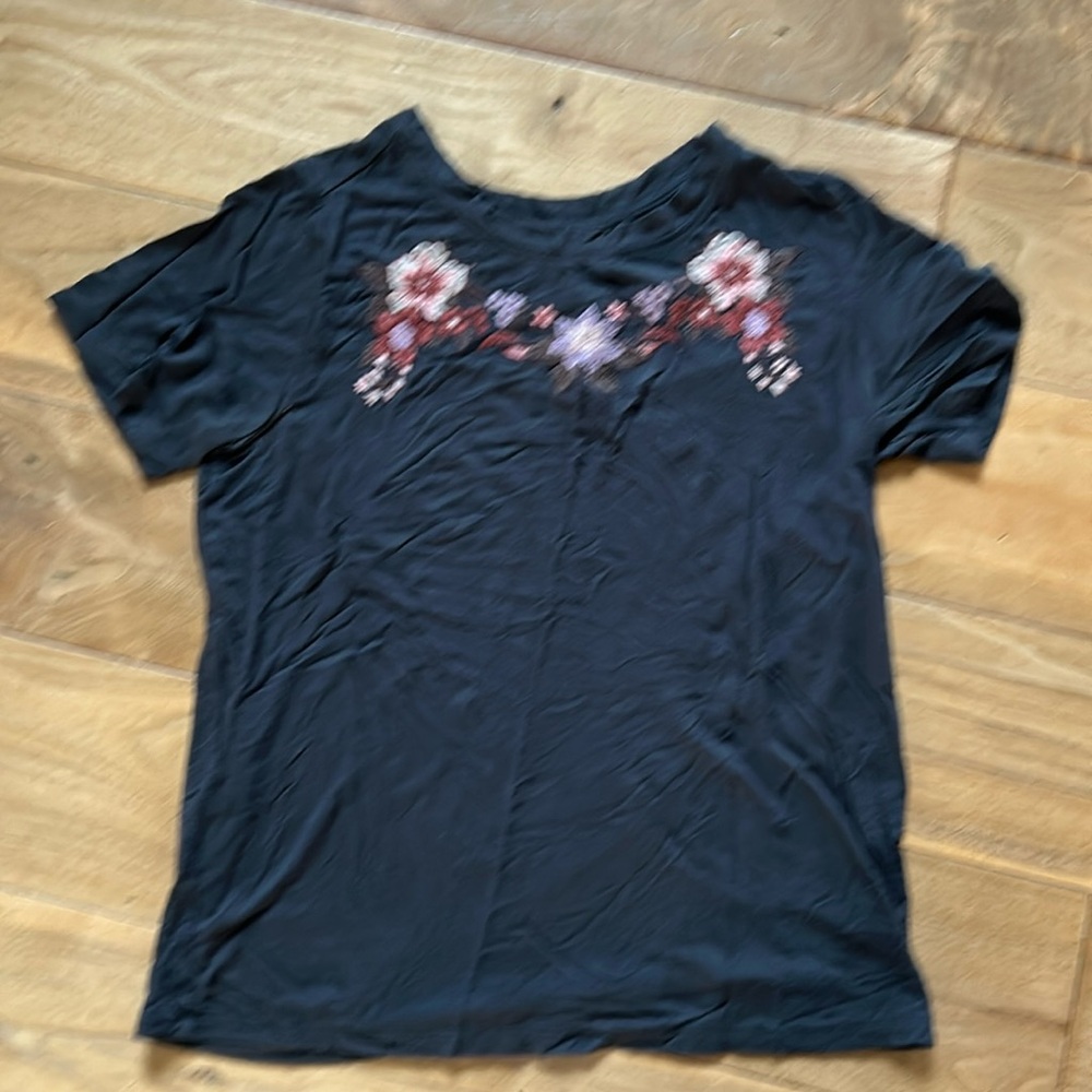 American Eagle soft and sexy t-shirt with embroidered flowers, size XS